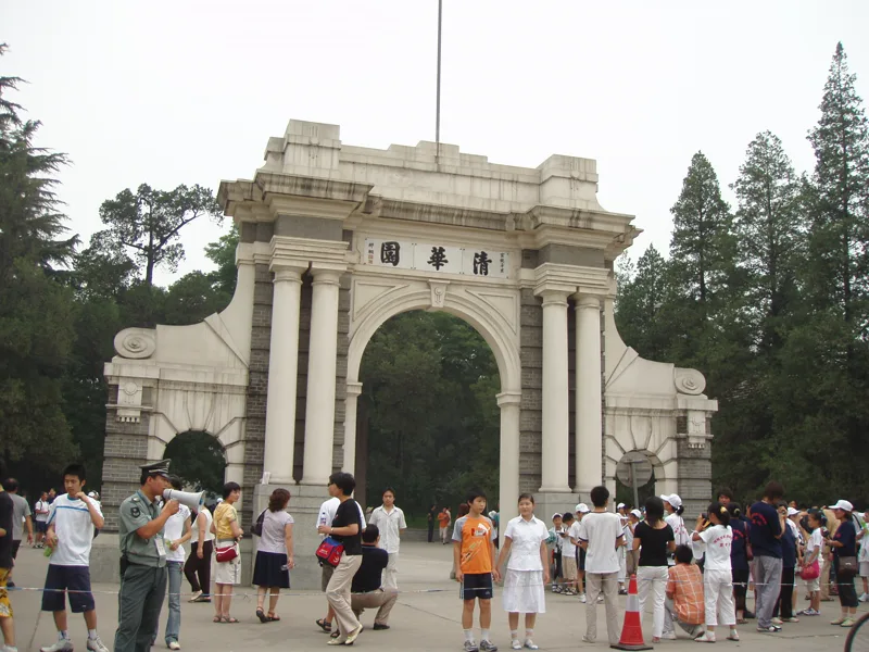 Cổng trường Đại học Thanh Hoa — Giao thoa văn hóa Á Đông